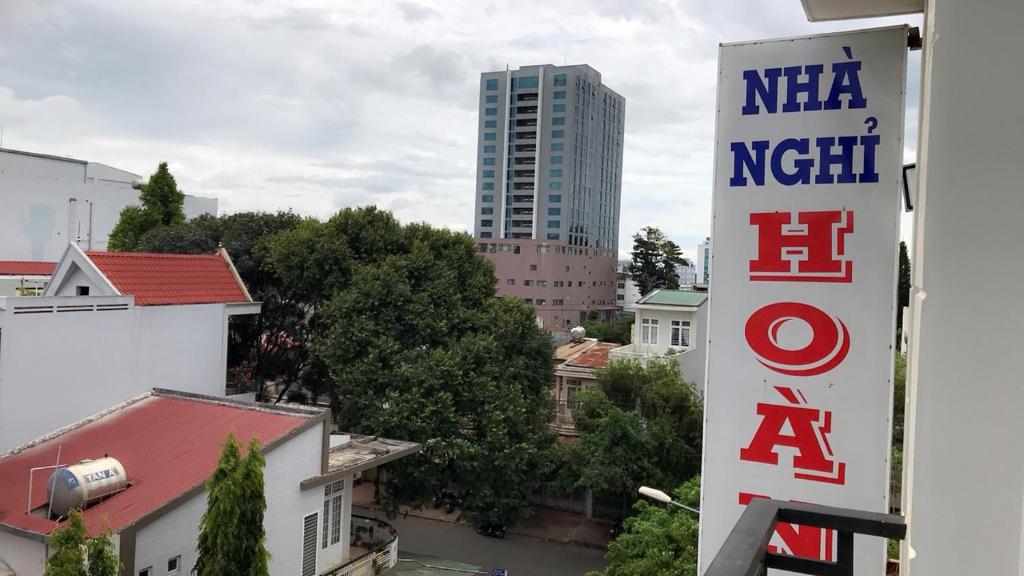 a sign for a nza right apartment in a city at Nhà Nghỉ Hoàng Hoa in Buon Ma Thuot