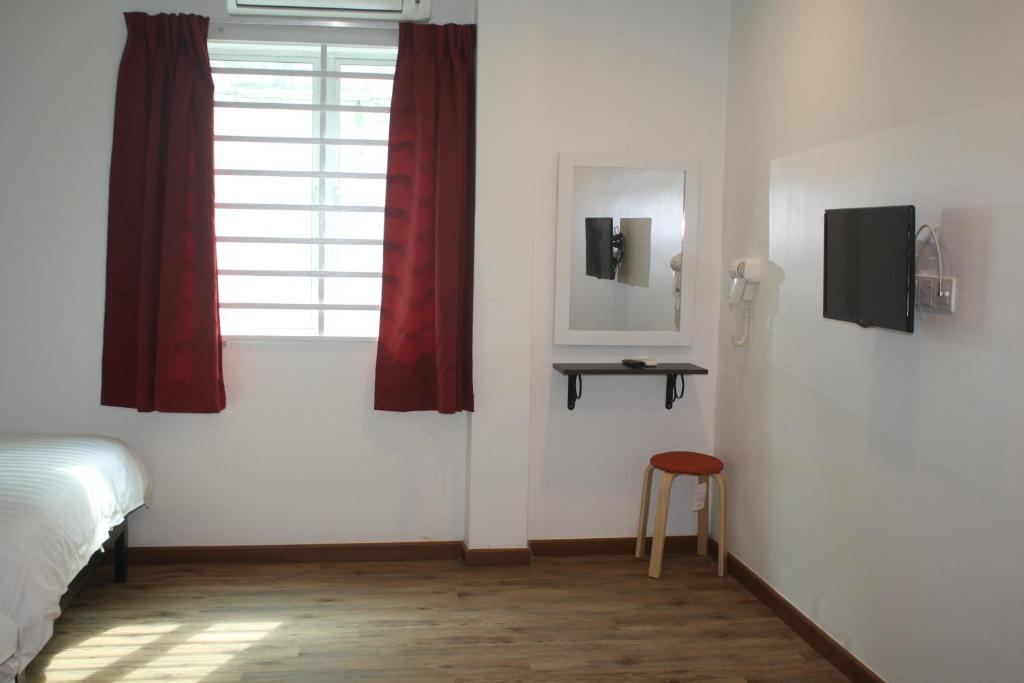 TV a/nebo společenská místnost v ubytování Cozy Riverside Hotel