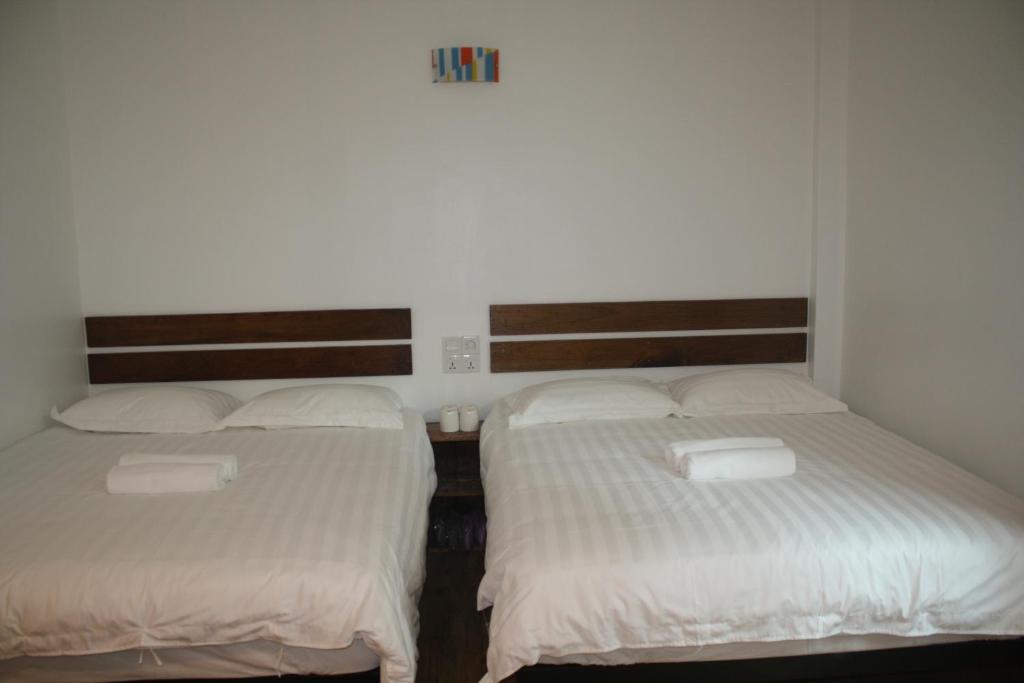 Postel nebo postele na pokoji v ubytování Cozy Riverside Hotel
