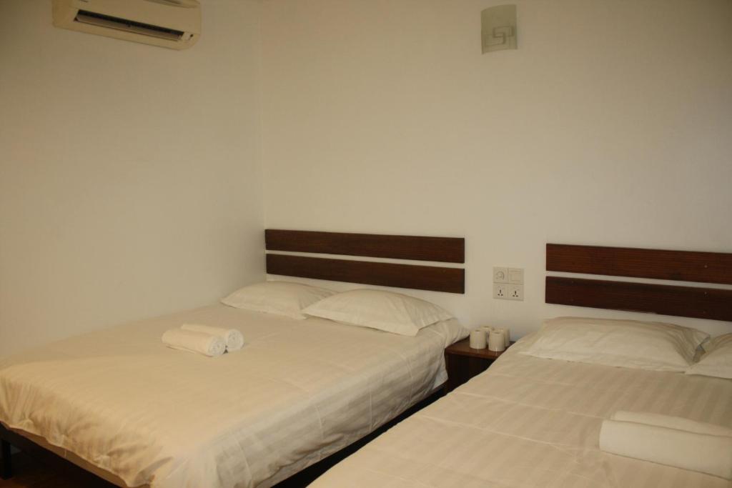Postel nebo postele na pokoji v ubytování Cozy Riverside Hotel