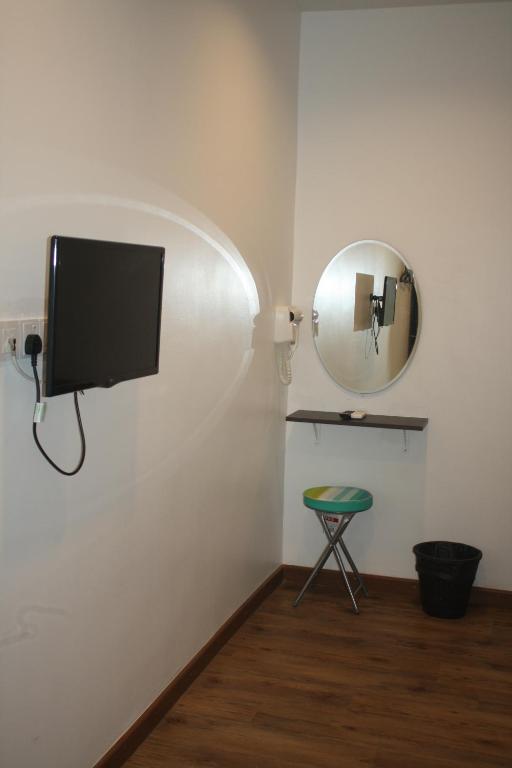 TV a/nebo společenská místnost v ubytování Cozy Riverside Hotel