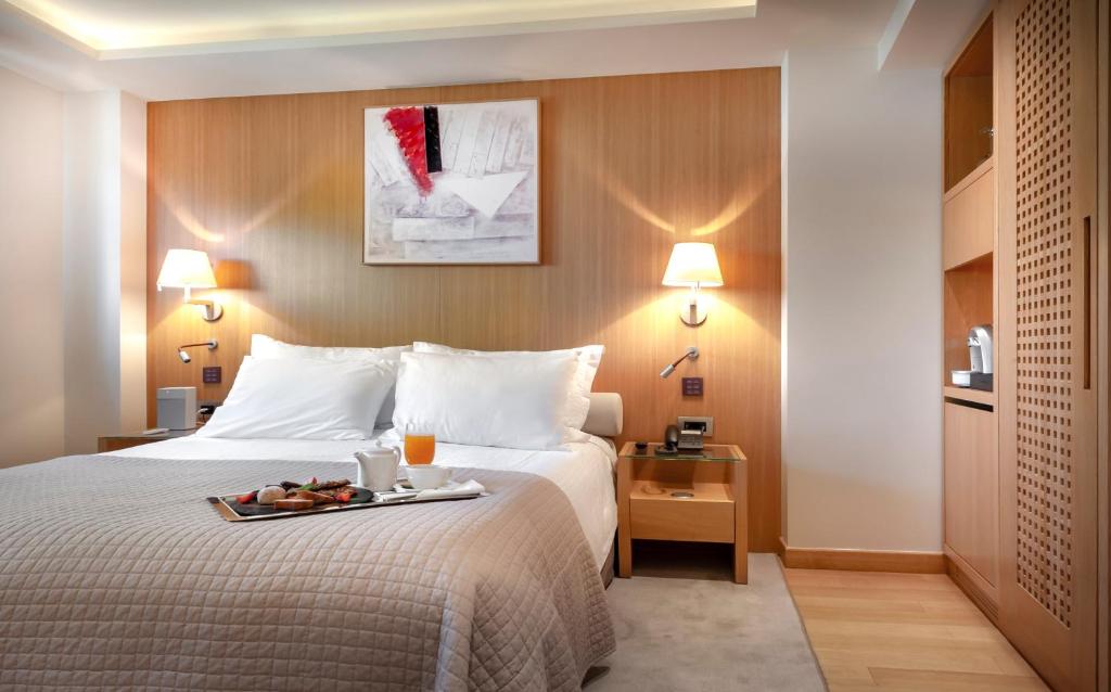 
Cozy Room with Street View
