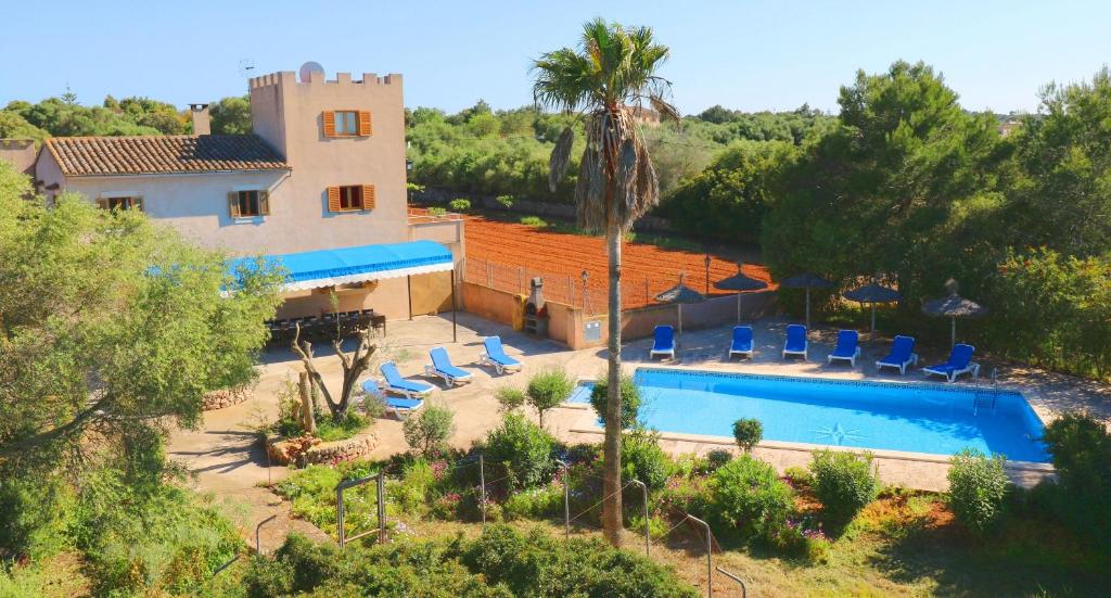 una vista aérea de una casa con piscina en Can Palea en Campos