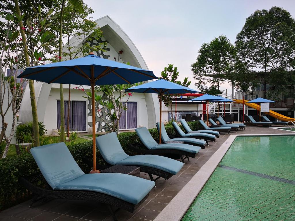 Bazén v ubytování Dash Box Hotel Cyberjaya nebo v jeho okolí
