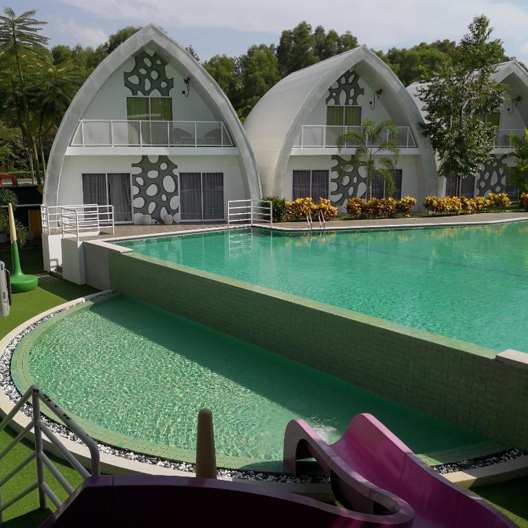 Bazén v ubytování Dash Box Hotel Cyberjaya nebo v jeho okolí