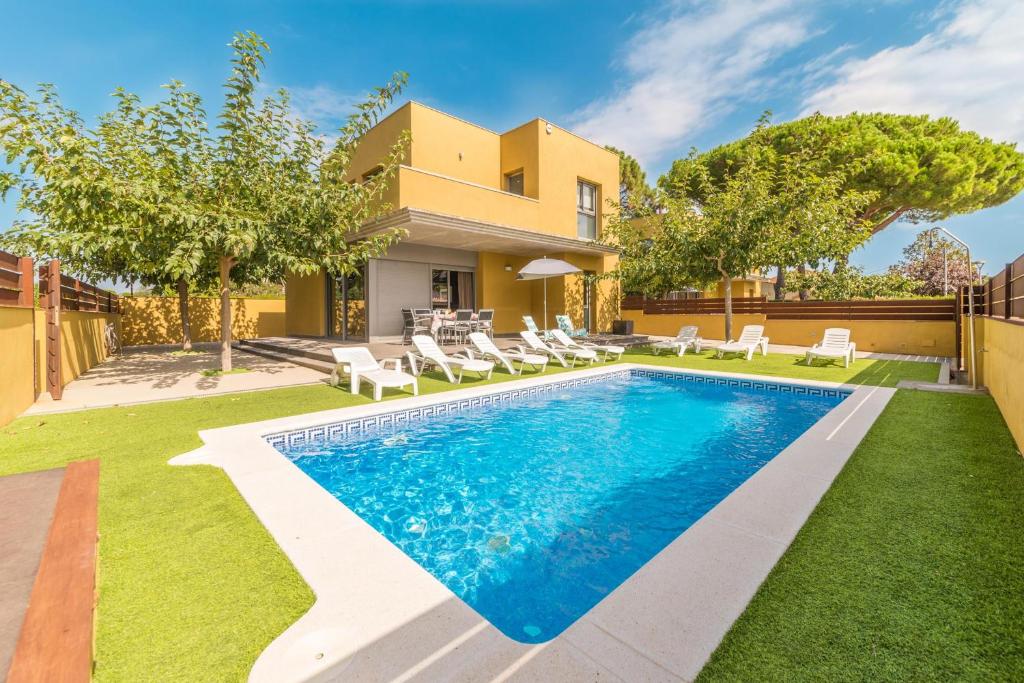 una piscina en el patio trasero de una casa en Villa Alegria, en L'Escala