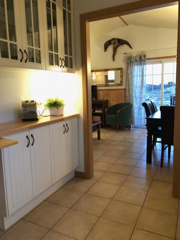 Kuchyň nebo kuchyňský kout v ubytování Eyjasol Cottages