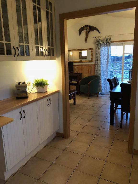 Kuchyň nebo kuchyňský kout v ubytování Eyjasol Cottages