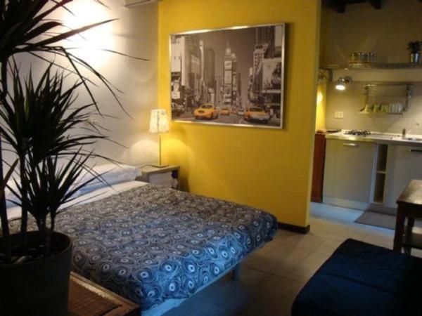 ein Schlafzimmer mit einem Bett und einer Topfpflanze in der Unterkunft Casa vacanze Little Queen in Rom