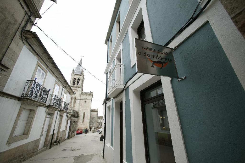 znak restauracji na boku budynku w obiekcie Albergue O Durmiñento w mieście Sarria