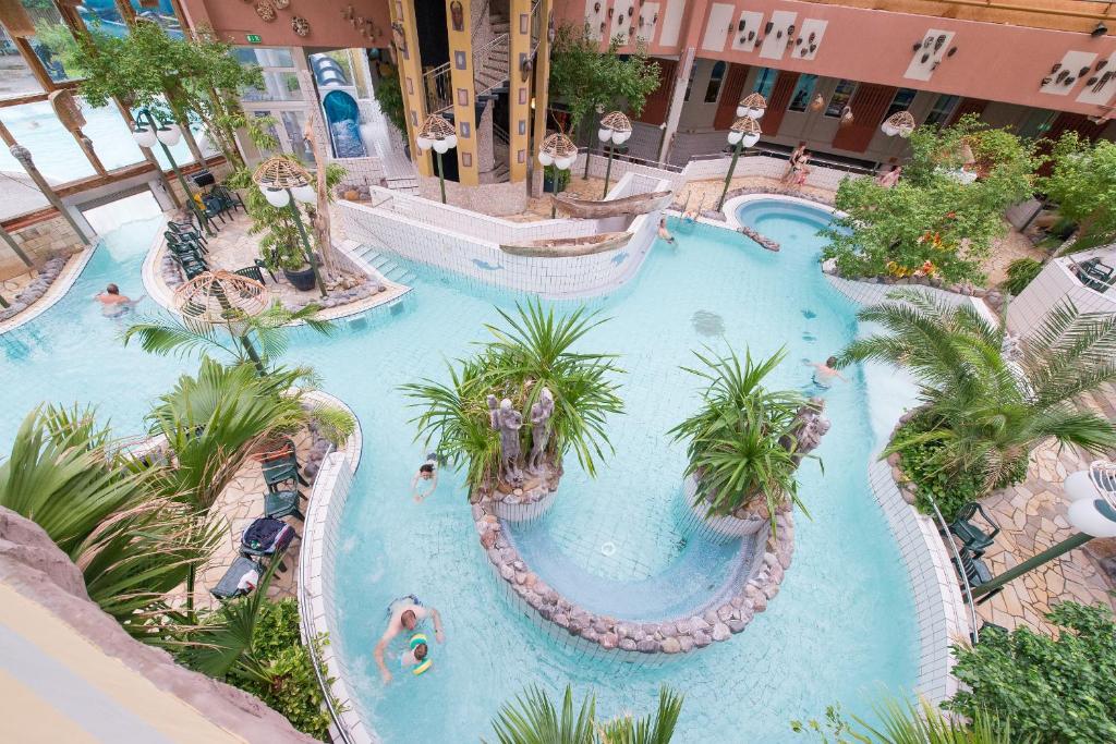 בריכת השחייה שנמצאת ב-Hotel Nordseeküste by Center Parcs או באזור