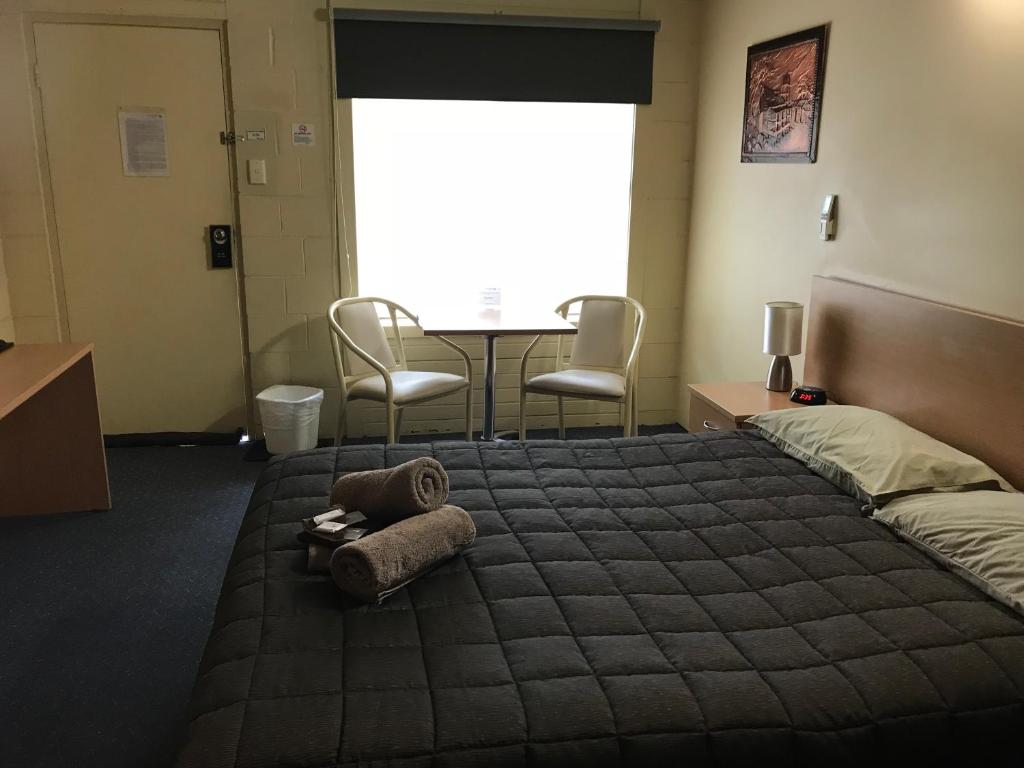 A bed or beds in a room at Benjamin Singleton Motel