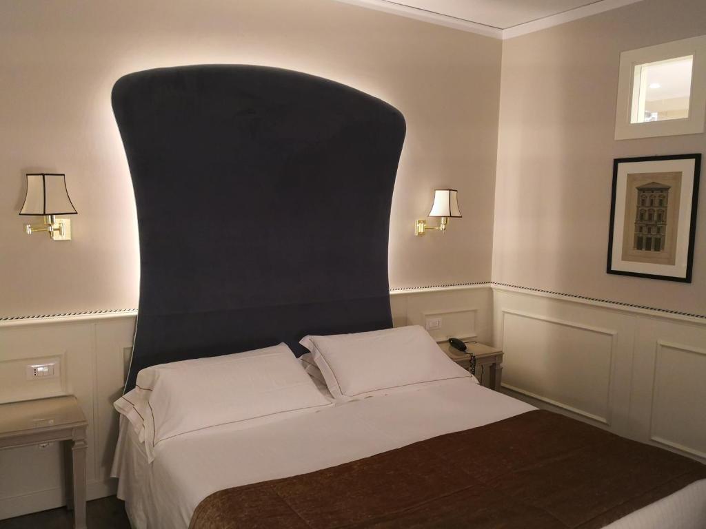 Postel nebo postele na pokoji v ubytování Hotel San Luca