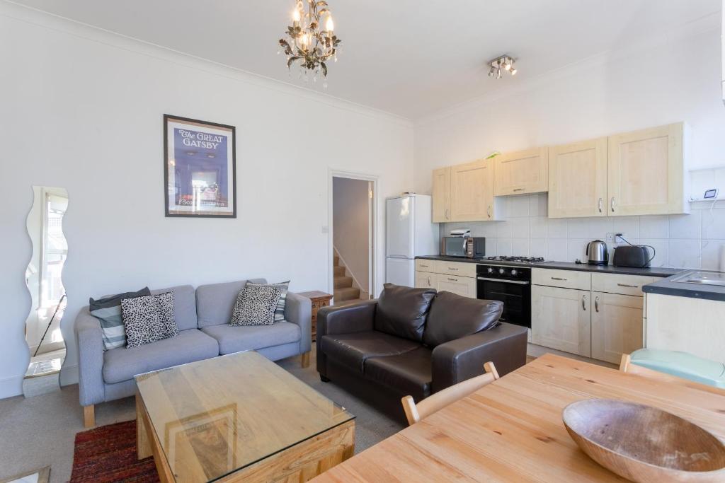 Kuchyňa alebo kuchynka v ubytovaní Comfortable 3 bedroom Flat in Battersea