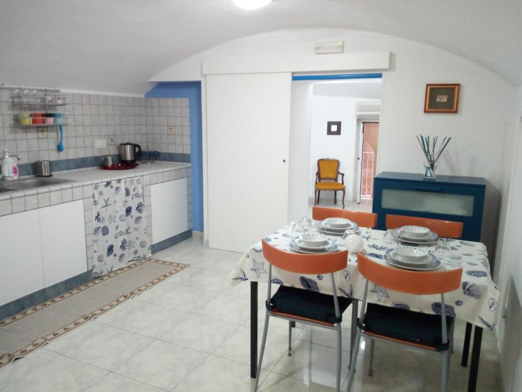eine Küche mit einem Tisch und Stühlen in der Unterkunft Porto in Vista in Monopoli