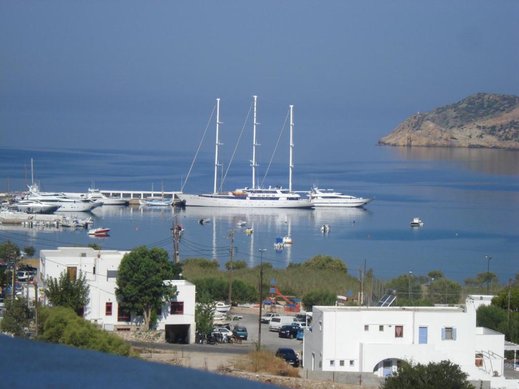 vistas a un puerto con barcos en el agua en Efharis en Kamarai