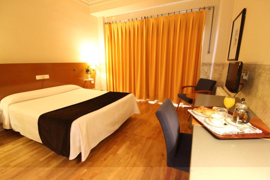 Postel nebo postele na pokoji v ubytování Hotel Azar