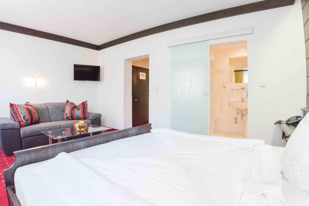 Postel nebo postele na pokoji v ubytování Hotel Bellevue
