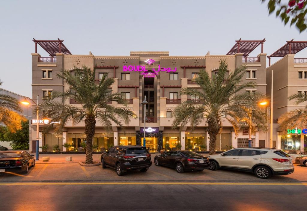 un hotel con auto parcheggiate in un parcheggio di Boudl Al Qasr a Riyad