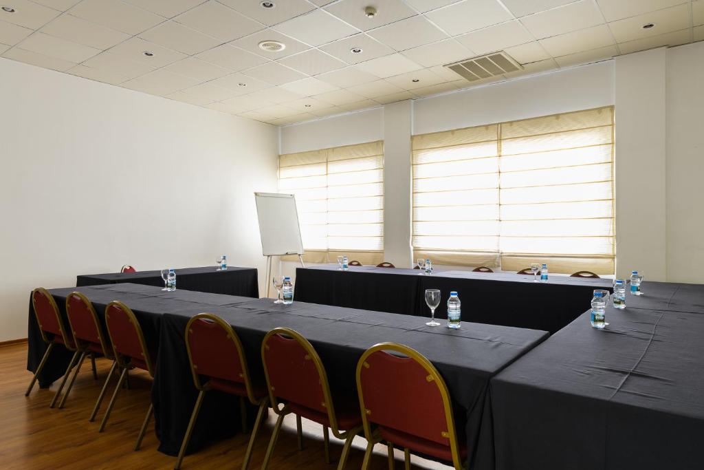 uma sala de conferências com uma mesa e cadeiras em Hotel Umu em Santarém