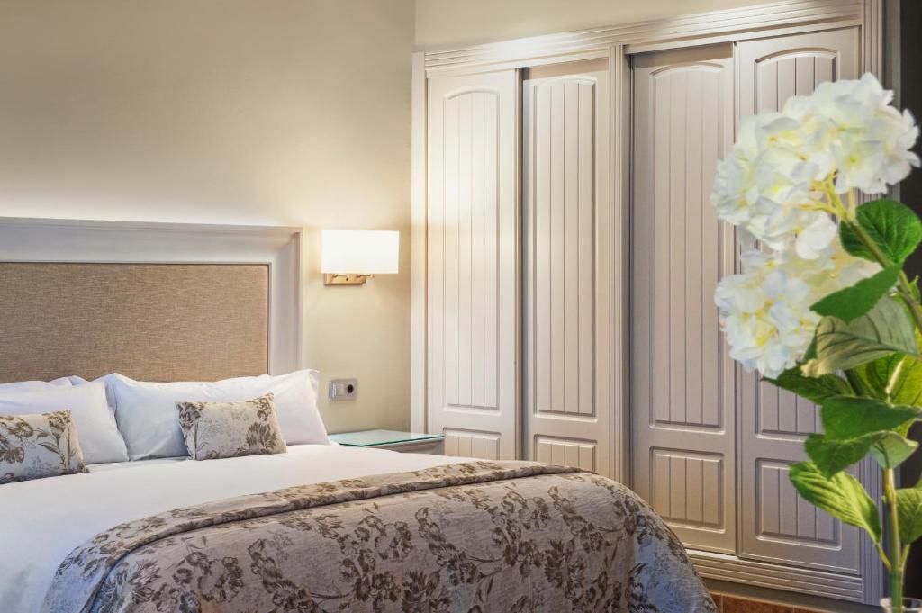 A bed or beds in a room at Hotel La Caminera Club de Campo
