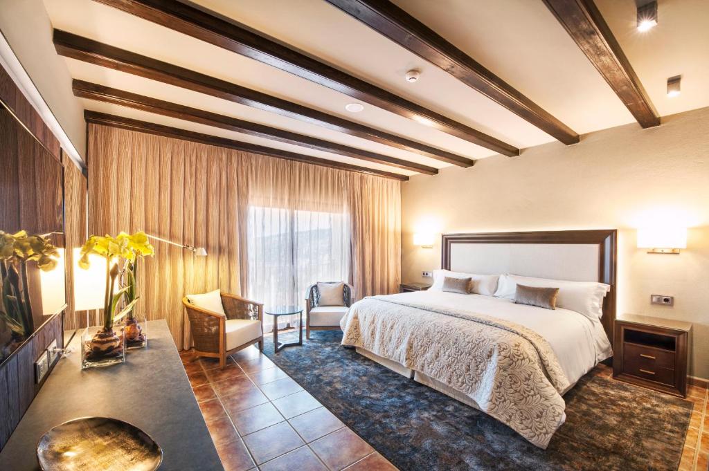 A bed or beds in a room at Hotel La Caminera Club de Campo