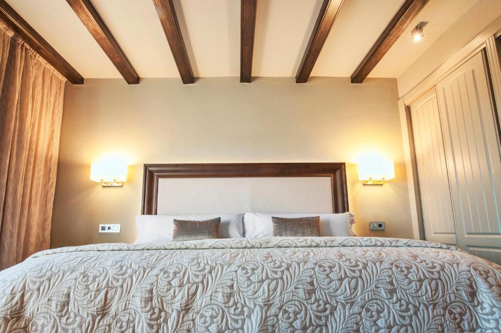 A bed or beds in a room at Hotel La Caminera Club de Campo