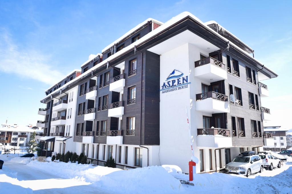 Un edificio con el letrero de Aania en la nieve en GT Aspen House Apartments, en Bansko