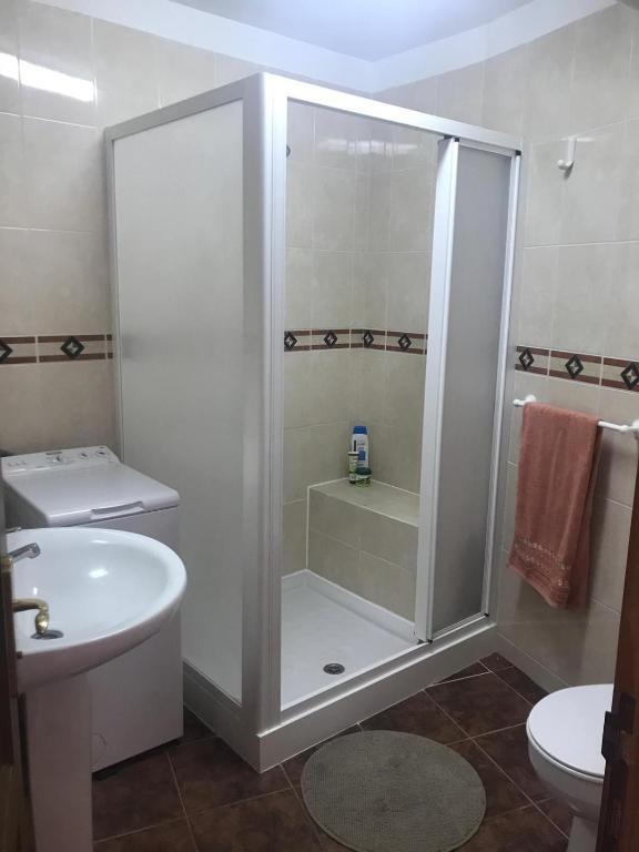 łazienka z prysznicem, toaletą i umywalką w obiekcie Apartamento Mar y Montaña w mieście Los Silos