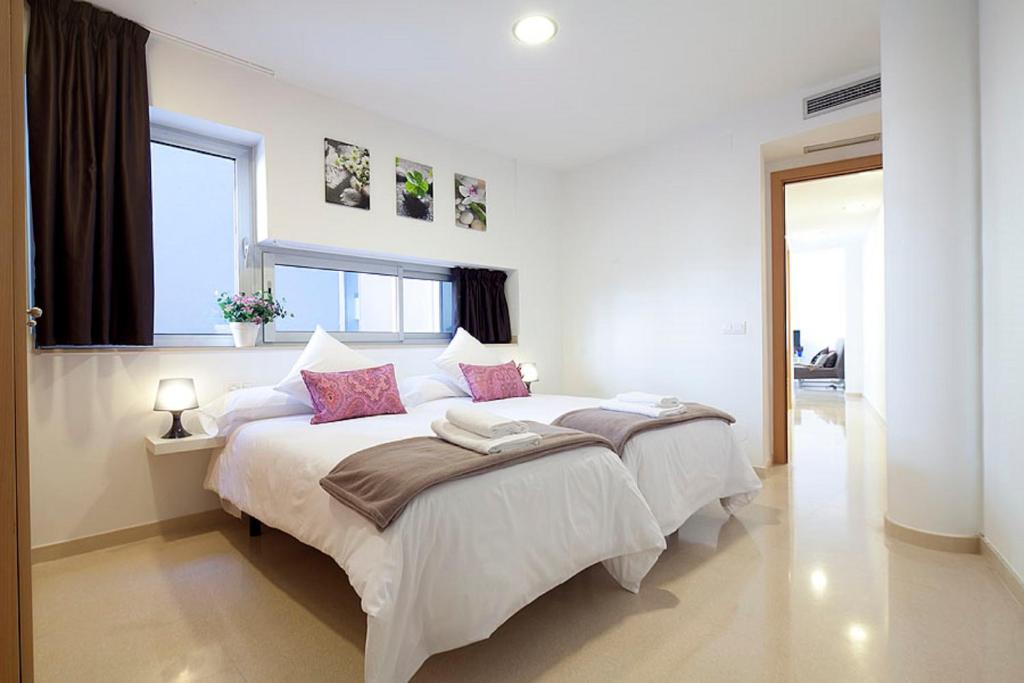Postel nebo postele na pokoji v ubytování Charmsuites Nou Rambla