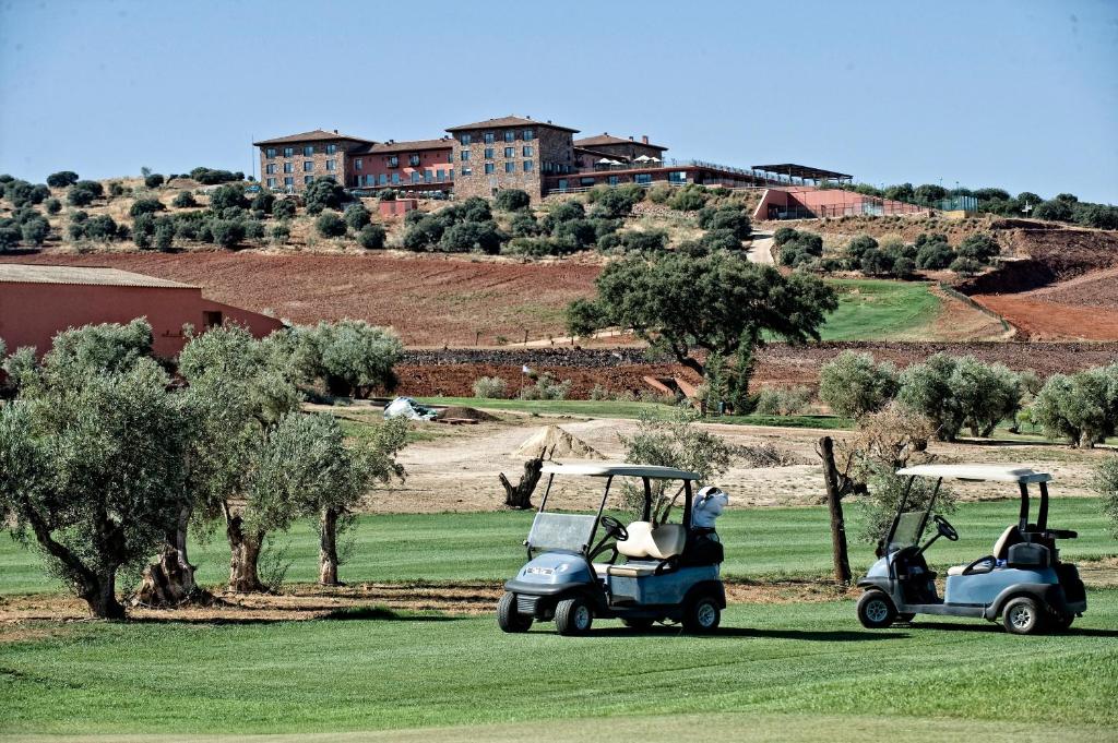 Golf facilities at az üdülőtelepeket or nearby