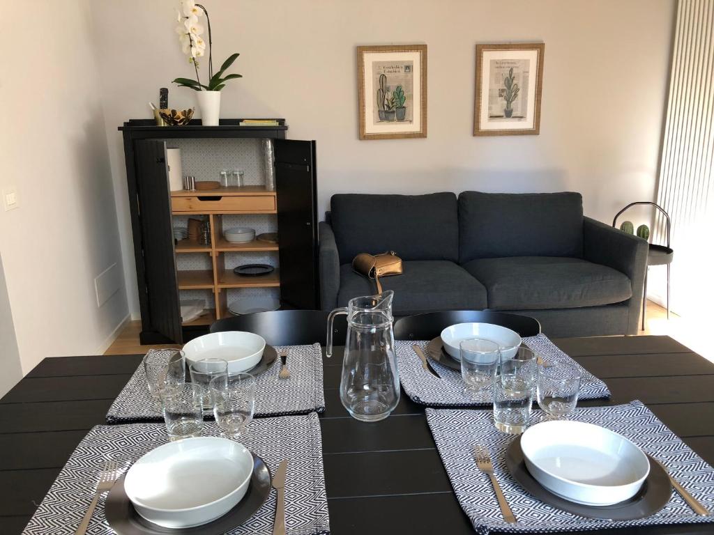 een woonkamer met een tafel met borden en glazen bij Belsiana Luxury Apartment in Rome