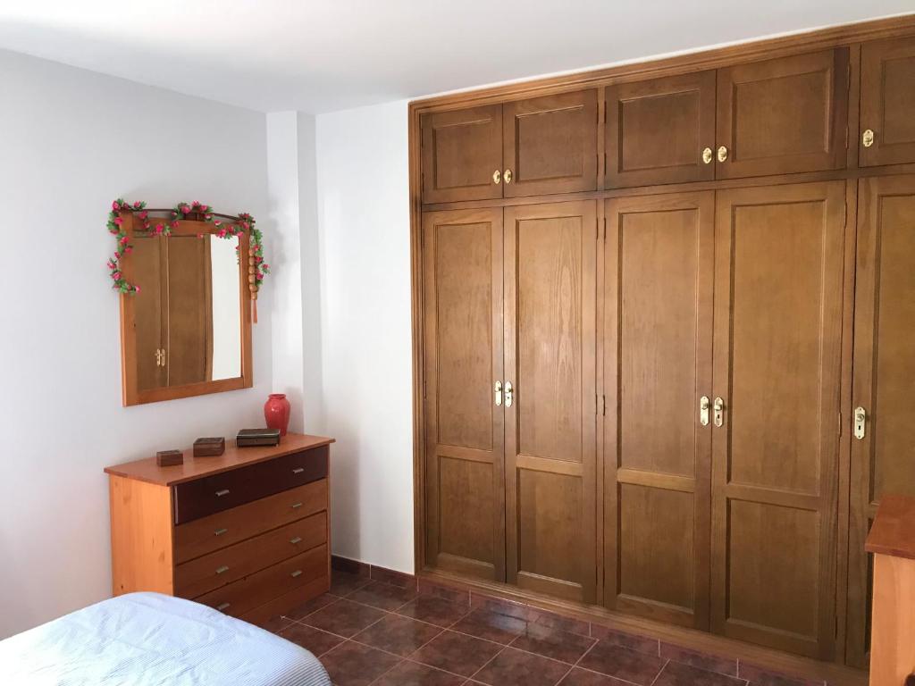 Łóżko lub łóżka w pokoju w obiekcie Apartamento Mar y Montaña