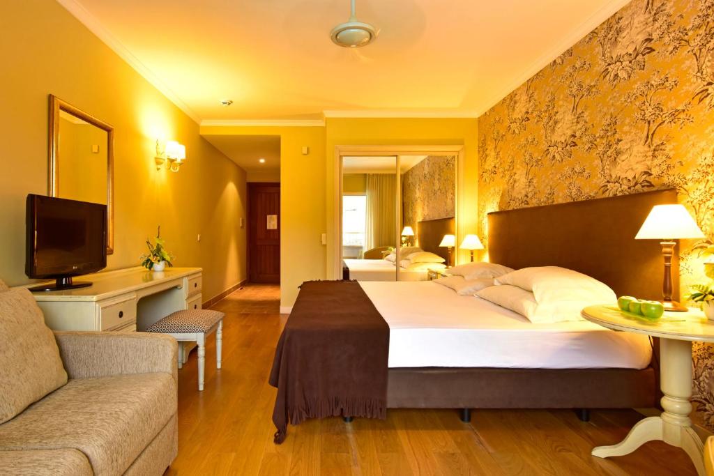 TV a/nebo společenská místnost v ubytování Pestana Village Garden Hotel