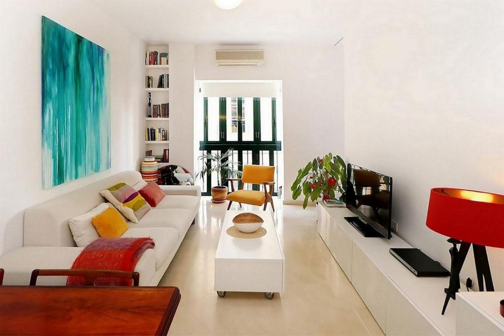 マラガにあるSan Juan FreshApartments by Bossh! Apartmentsのリビングルーム(白いソファ、テレビ付)