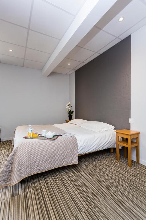 Postel nebo postele na pokoji v ubytování Logis Hôtel Le Relais