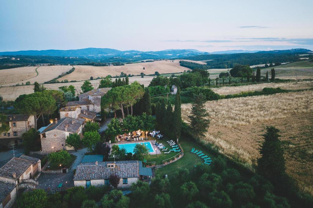 vista aerea su una tenuta con piscina di Borgo Santinovo a Colle Val D'Elsa