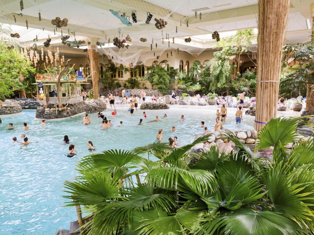 Bazén v ubytování Hotel Hochsauerland by Center Parcs nebo v jeho okolí
