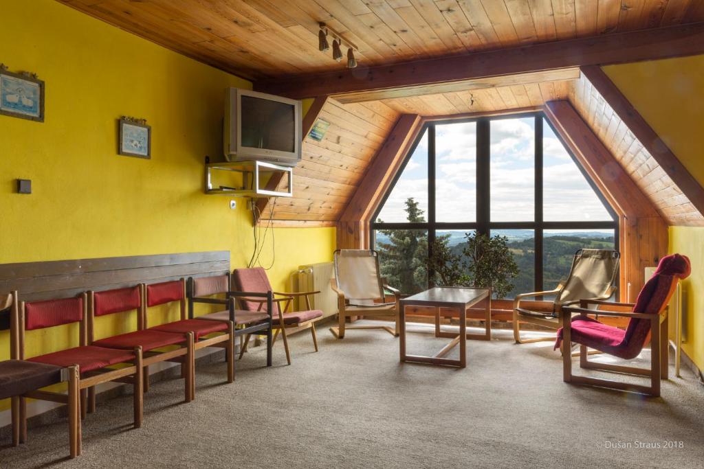TV a/nebo společenská místnost v ubytování Penzion Pohlednička