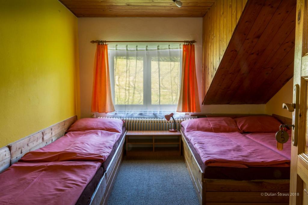 Postel nebo postele na pokoji v ubytování Penzion Pohlednička