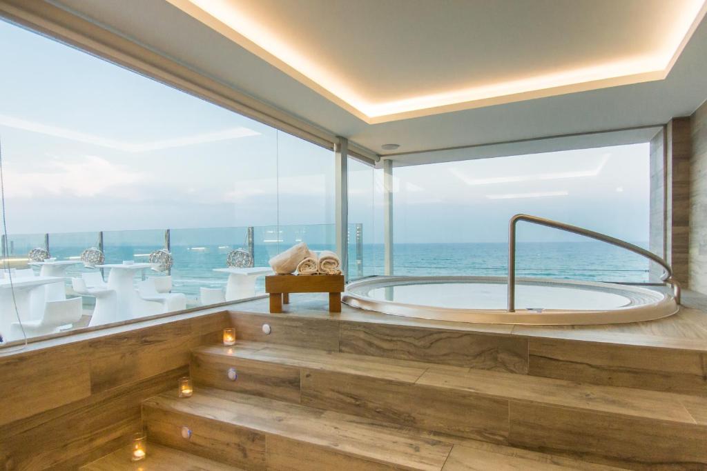 グアルダマル・デル・セグラにあるHotel Meridionalの海の景色を望むバスルーム(バスタブ付)