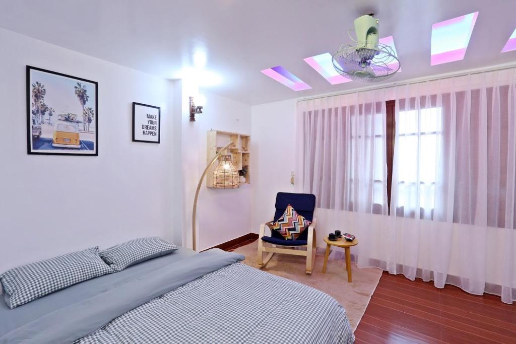 Uma cama ou camas num quarto em La Ava’s Home