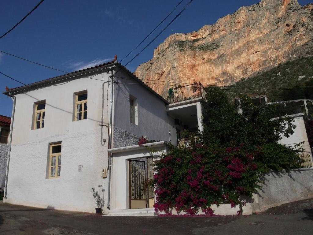 Au pied de la falaise rouge