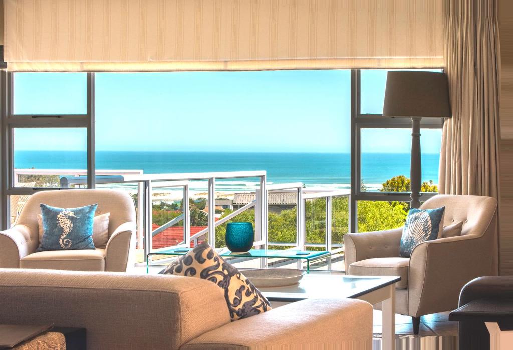 salon z widokiem na ocean w obiekcie Home with an Ocean View w mieście Hermanus