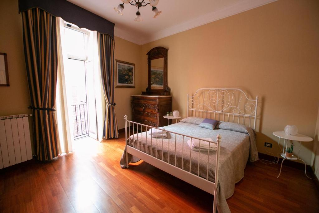 ein Schlafzimmer mit einem weißen Bett und einem großen Fenster in der Unterkunft Sweet Toledo by Dimorra in Neapel