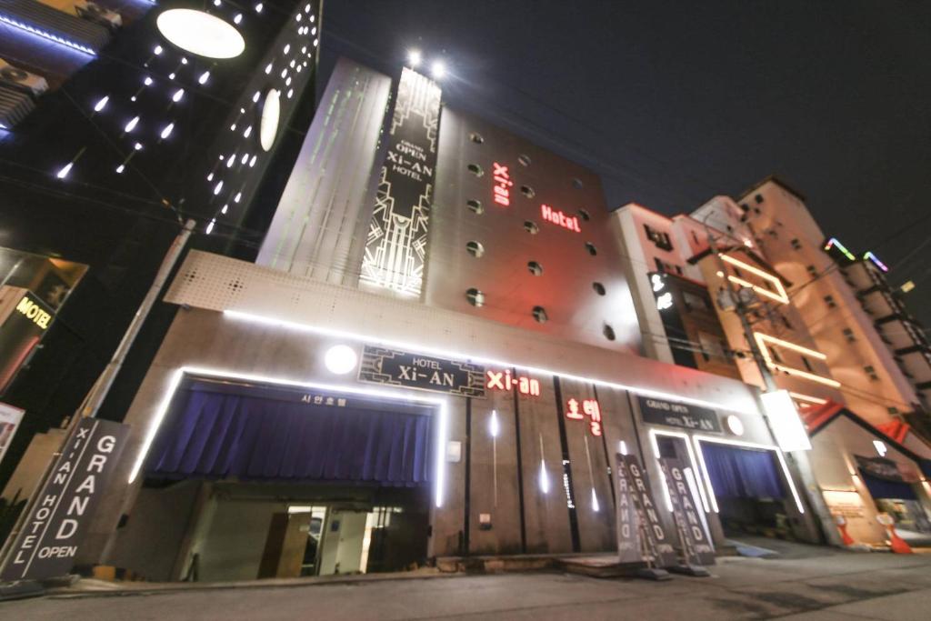 a building on a city street at night at Xian Hotel in Cheongju