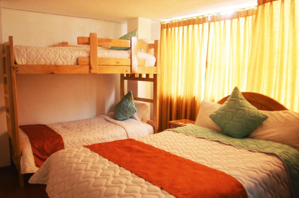 Postel nebo postele na pokoji v ubytování Hostal Alborada Riobamba