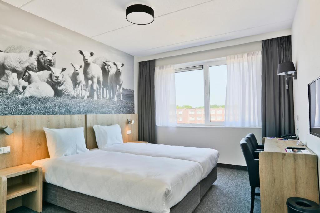 Ein Bett oder Betten in einem Zimmer der Unterkunft Hotel De Bonte Wever Assen