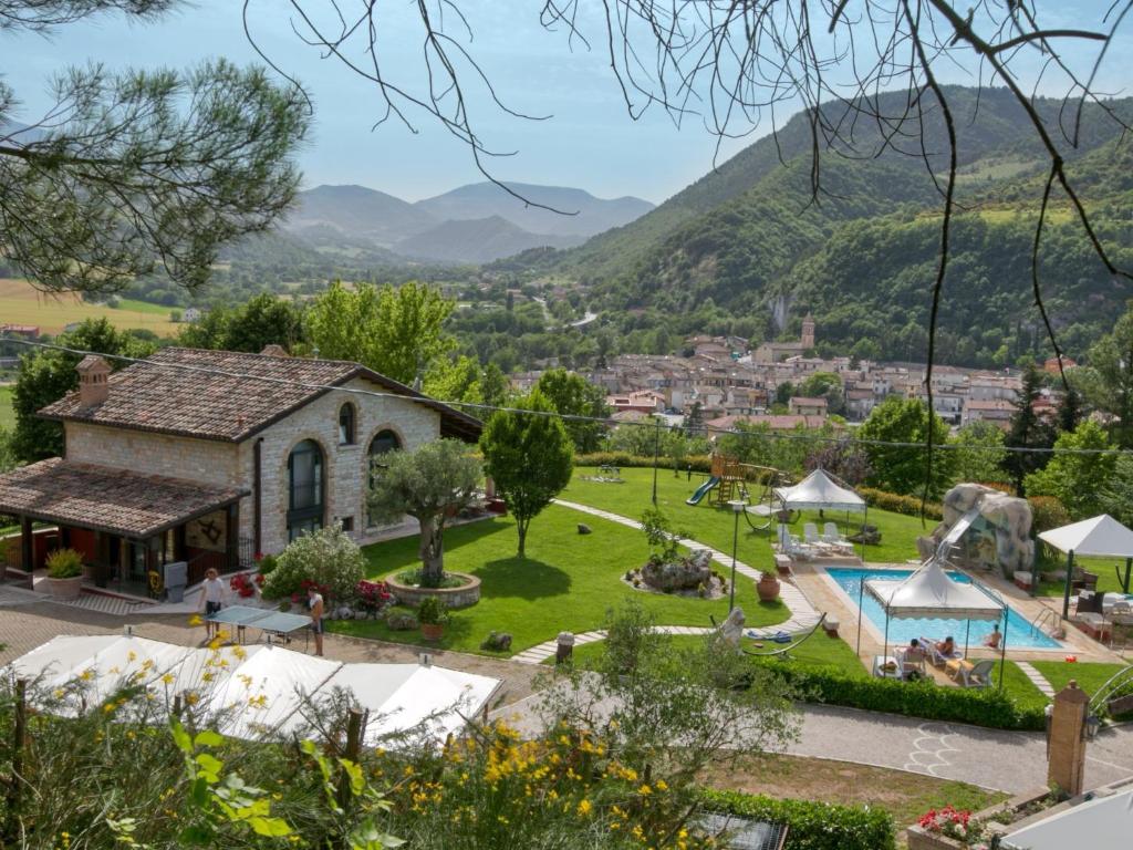 una villa con vista sul paese e sulle montagne di Holiday home in Cagli with swimming pool and fenced garden ad Acqualagna