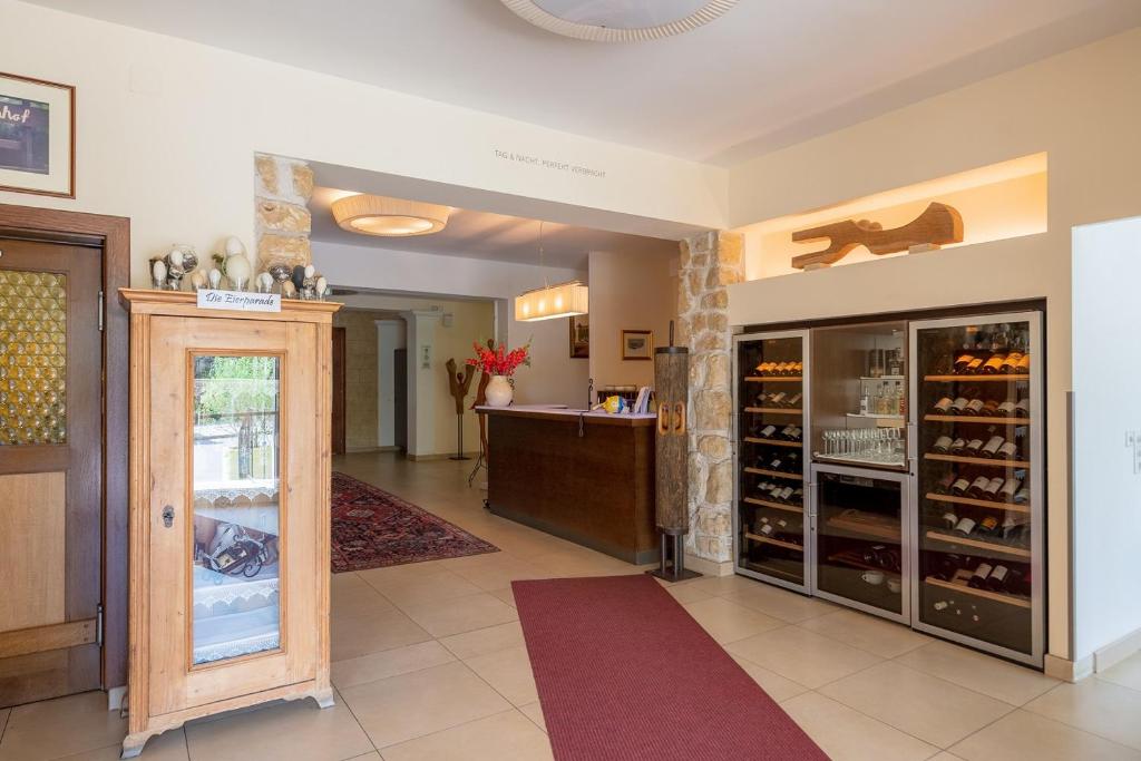 Kuchyňa alebo kuchynka v ubytovaní BIRKENHOF GOLS - B & B - Wohlfühl Hotel mit Wochenend-Restaurant